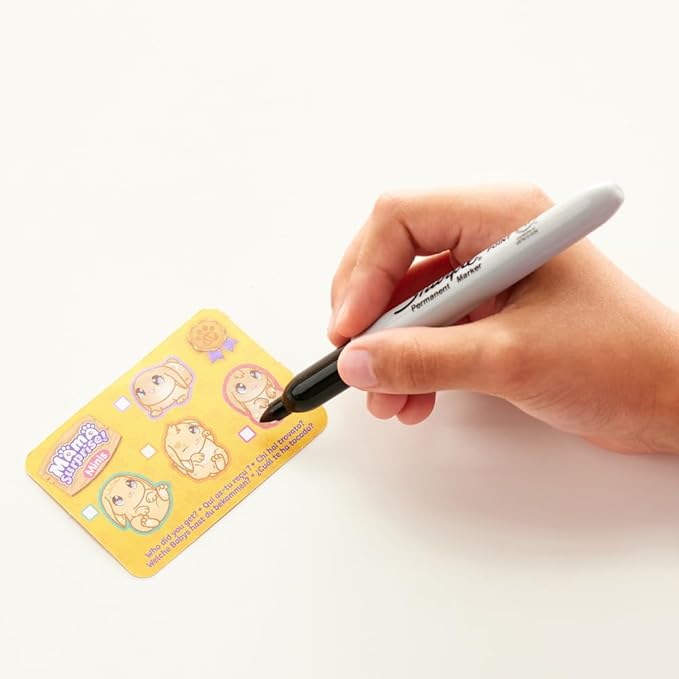 Little Live Pets - Mama Surprise Minis. Feed and Nurture a Lil' Bunny Inside Their Hutch so she can be a Mama. She has 2, 3, or 4 Babies with Surprise Accessories to Dress Up The Babies