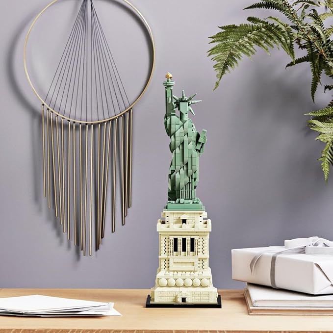 LEGO Architecture Statue of Liberty 21042 Model Building Set - Collectible New York City Souvenir, Creative Home Décor or Office Centerpiece, Great Gift Idea for Adults and Teens