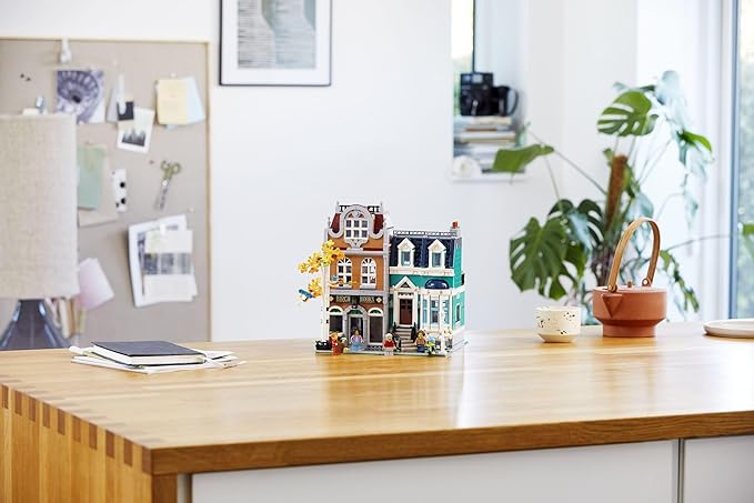 LEGO Creator Expert Bookshop 10270 Modular Building, Home Décor Display Set for Collectors, Advanced Collection, Gift Idea for 16 Plus Year Olds