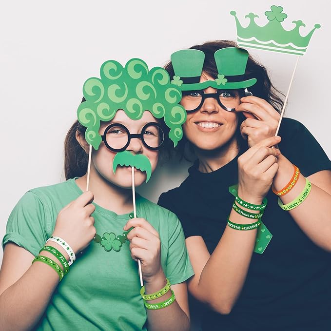 Wettarn 100 Pcs St. Patrick's Day Rubber Wristbands St. Patricks Day Silicone Bracelet Shamrock St Patricks Day Bracelets Green Rubber for St. Patrick's Day Party Favors Supplies School Gift Supplies