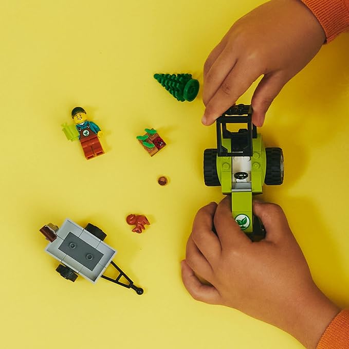 LEGO 60390 City Great Vehicles Park Tractor Farmhouse Toy, Building Kit with Toy Animals, Includes Minifigure, from 5 Years, Gift Idea