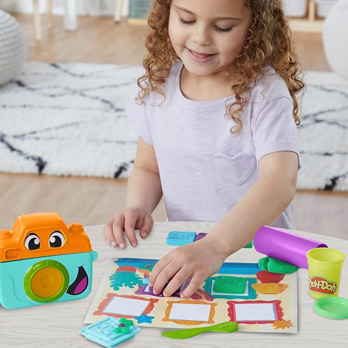 Play-Doh Photo Fun Starter Set, Kids Camera Toy for Pretend Play, Arts & Crafts for Girls & Boys 2+ with 7 Accessories & Playmat