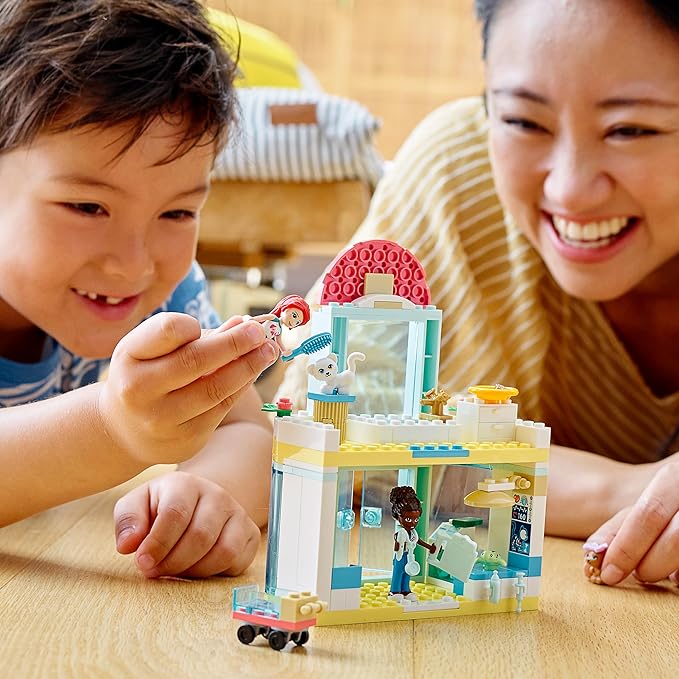 LEGO 41695 Friends Pet Clinic, Toy for Boys and Girls +4 Years with Mini Doll and Figures of Kitten and Bunny