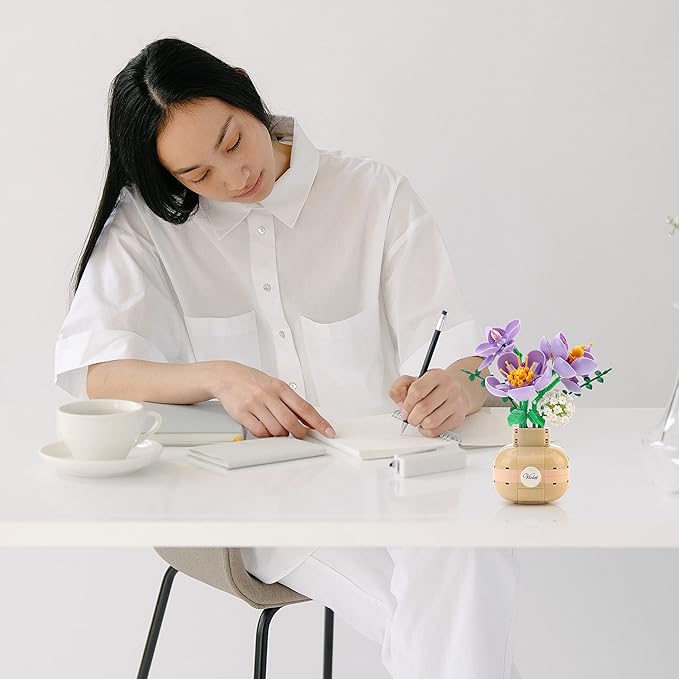 Purple Flower Bouquet Building Blocks Set Violet with Vase for Friends (Adults or Kids Age of 8+) Mini Bricks Botanical Collection Bonsai Tree Plants Ornament Sets for Girls or Women 539PCS