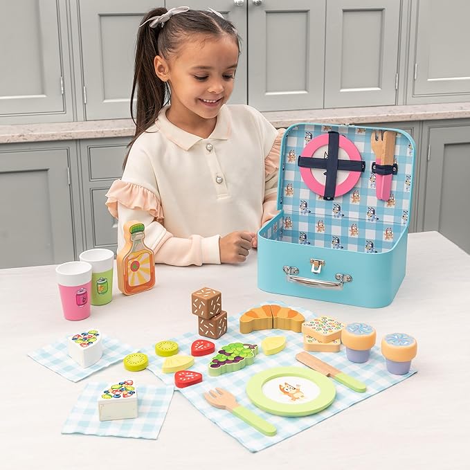 Bluey – Picnic Basket Set – 30 Piece Wooden Roleplay Toy with Carry Case, Cutlery & Pretend Food Accessories for Kids – FSC-Certified Material – Fun Imaginative Kit for 3 Years and Up