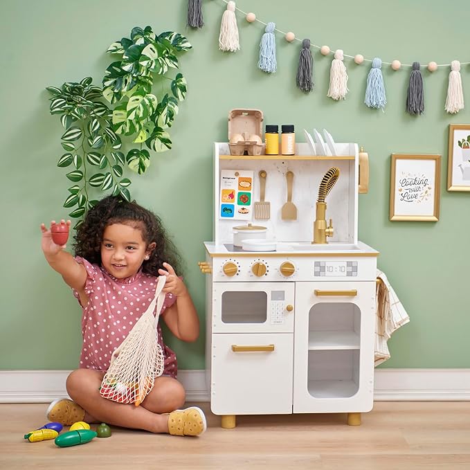 Teamson Kids Little Chef Memphis Wooden Play Kitchen with Interactive, Realistic Features, and 16 Kitchen Accessories for 3yrs and up, Light Oak/Faux White Marble/Gold